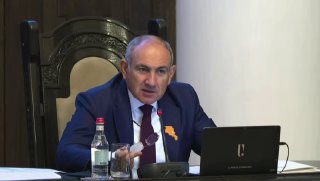 Никол Пашинян на заседании правительства объявляет о строительстве детской площадки в Неркин Ханде