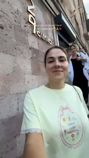 Мэр Чаренцавана, его жена, дети, сенаторы и депутаты на видео.