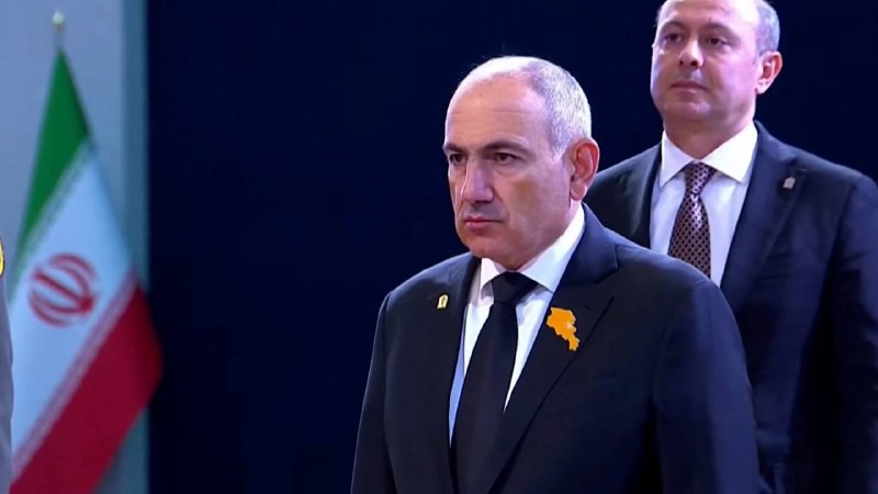 Посол Ирана в Армении Халил Ширголами и премьер-министр Никол Пашинян на церемонии в Иране