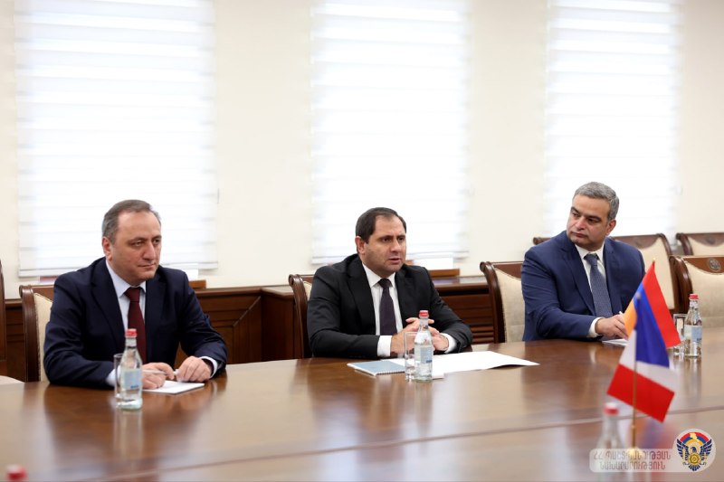 Министр обороны РА Сурен Папикян и посол Франции Оливье Декотиньи на встрече в Ереване
