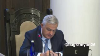 Министр иностранных дел Армении Арарат Мирзоян на пресс-конференции в Ереване