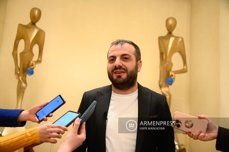 Тигран Вирабян, бывший заммэра Чаренцавана, на фоне здания правительства Армении
