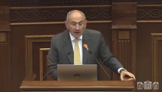 Никол Пашинян выступает перед коллегами в Армении