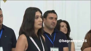 Никол Пашинян выступает перед аудиторией в Чаренцаване, требуя отчета от правоохранителей.