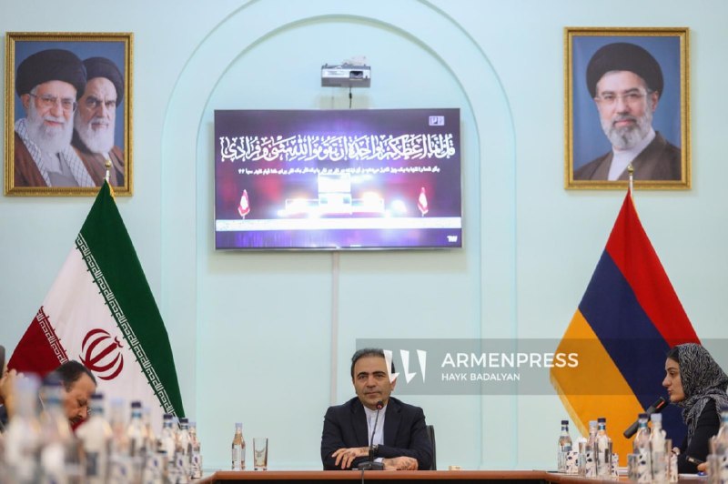 Посол Ирана в Армении и премьер-министр Никол Пашинян на церемонии прощания с аятоллой Хаменеи в Тегеране