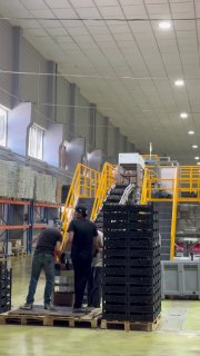 Заместитель министра экономики Армении Арман Ходжоян рассказывает об оборудовании для сортировки черешни