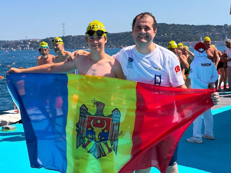 Василий Тофан с сыном в воде во время заплыва через Босфор