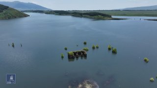 Вид на водохранилище в Армении, заполненное водой, Котайкская область