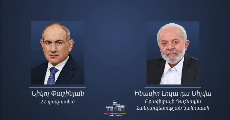 Никол Пашинян и флаг Армении на фоне здания правительства