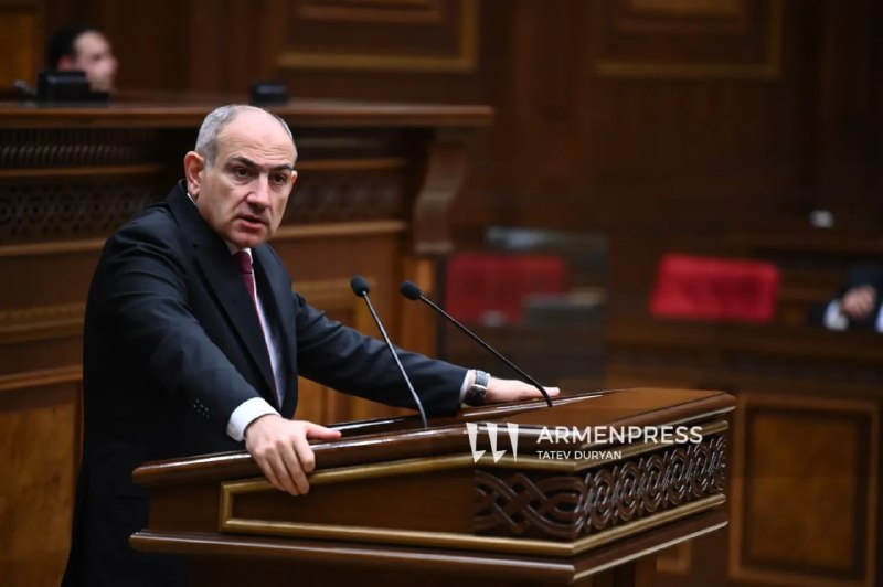 Никол Пашинян выступает в парламенте Армении