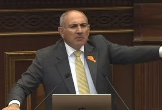 Никол Пашинян выступает на заседании, Чаренцаван