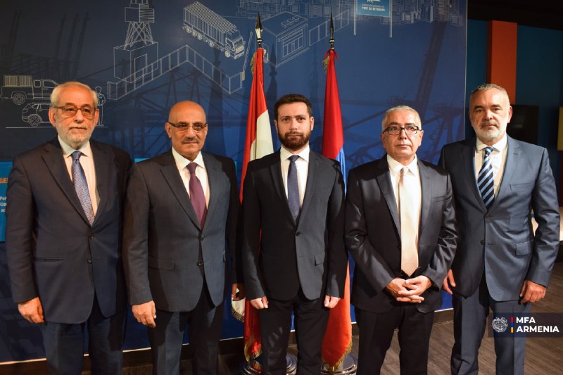 Церемония передачи гуманитарной помощи Армении Ливану в порту Бейрута 9 июля