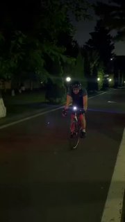 Никол Пашинян на велосипеде во время прогулки