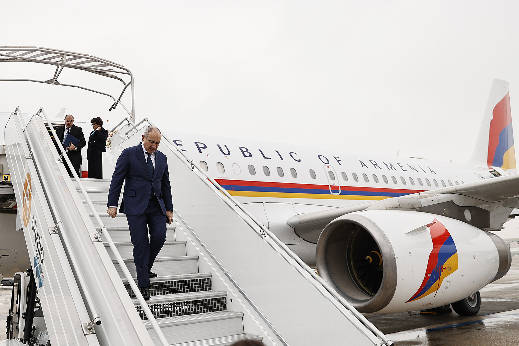 Никол Пашинян в аэропорту перед вылетом в Россию, Чаренцаван