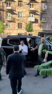Сурен Папикян с молодёжью партии «Гражданский договор» в Чаренцаване