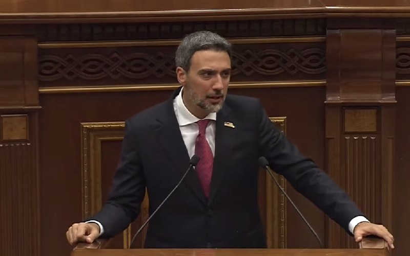Легендарный актер вестернов из Чаренцавана на трибуне парламента Армении