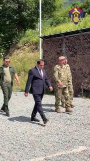 Сурен Папикян беседует с военнослужащими на учебных сборах в Чаренцаване