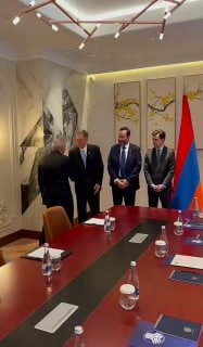 Никол Пашинян встретился с сенатором США Стивом Дэйнсом: что известно
