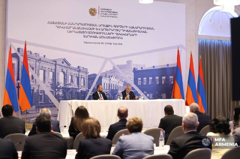 Вице-премьер Мгер Григорян проводит дискуссию с послами Армении в Гюмри по вопросам разблокирования и TRIPP.