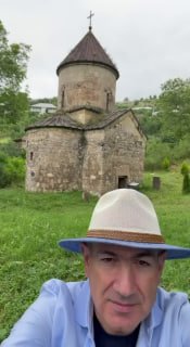 Премьер-министр Никол Пашинян у древней церкви в селе Лусаовит, Чаренцаван