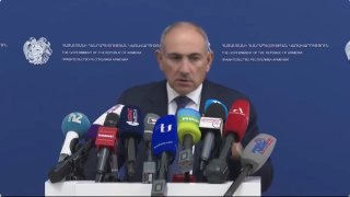 Никол Пашинян на фоне завода Араратцемент в Чаренцаване