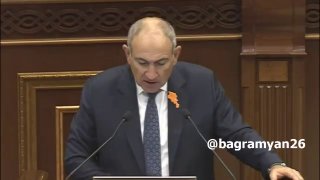 Никол Пашинян выступает в парламенте Армении, обсуждая ограничения России