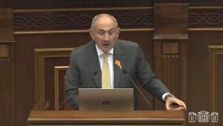Никол Пашинян выступает в Чаренцаване