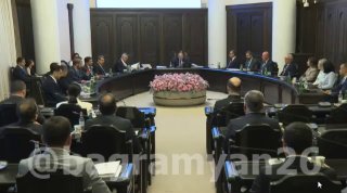 Заседание правительства Армении: министр экономики Геворг Папоян и премьер-министр Никол Пашинян обсуждают экспорт