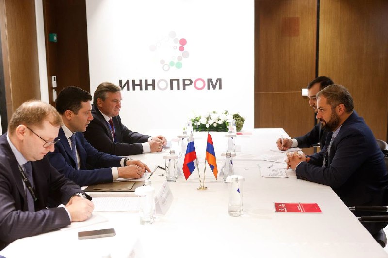 Встреча министра экономики Армении Геворга Папояна с министром промышленности РФ Антоном Алихановым в Чаренцаване