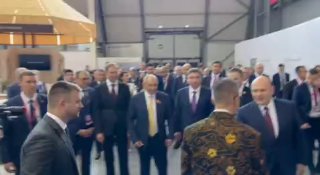 Михаил Мишустин представляет Никола Пашиняна министру промышленности Индонезии на Иннопроме-2026 в Екатеринбурге