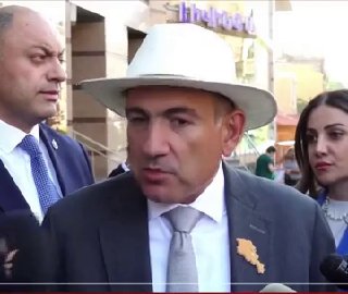 Никол Пашинян и Ален Симонян на встрече в Чаренцаване
